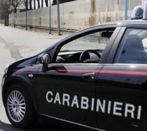 Padre e figlio lottano con il ladro e lo immobilizzano in casa in attesa dei Carabinieri