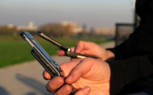 Alessandria, picchiata su un bus. E tutti che filmano