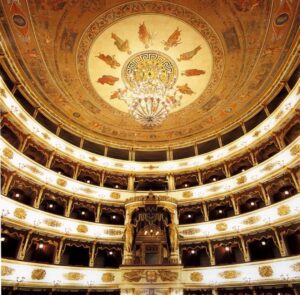 «Anche il Teatro Municipale danneggiato dalla sosta forzata»