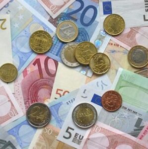Dipendente della banca sottrae denaro a due pensionati