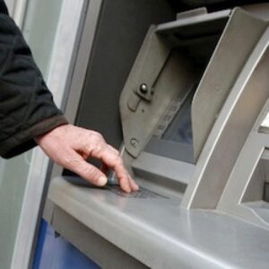 Chiudono gli sportelli, bancomat sempre più rari