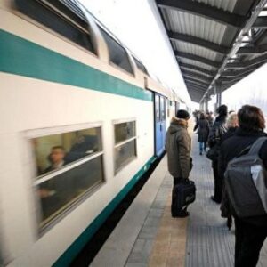 Attraversano i binari in stazione a Serravalle: sanzionati in due