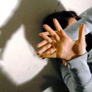 Minacce e percosse al minorenne: denunciato