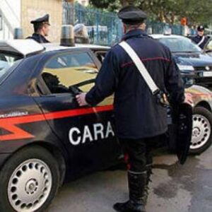 Non si ferma all’alt e fugge alla guida dell’auto del fratello