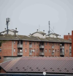 Elettrosmog e Eternit, rischio salute al quartiere Borsalino?