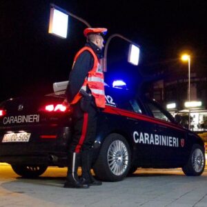 Fugge a piedi dal controllo: raggiunto aggredisce i Carabinieri