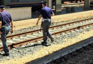 Pastore tedesco aggredisce poliziotti e capostazione