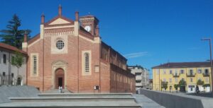 La piazza, le polemiche  e l’appello alla pace