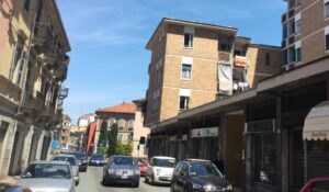 Minacciato in casa dai ladri con un coltellaccio da cucina