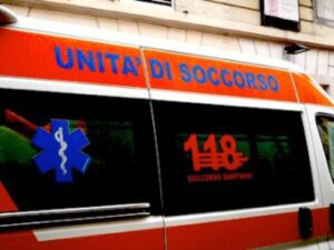 Bimbo di 4 anni rischia di annegare in piscina, il bagnino lo salva