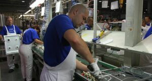 Altro che agosto: industrie, lavoro che non si ferma