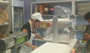 Il paese dove riapre il negozio di alimentari