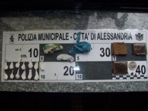 Hashish e cocaina trovati ai giardini dai vigili e dal cane Fox