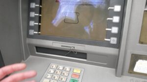Bancomat, assalto usando il metodo  ‘della forchetta’