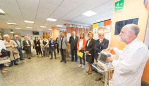 Un defibrillatore in dono per ricordare un amico e collega