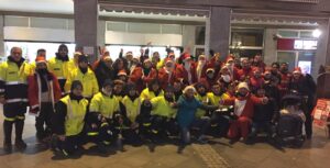 Coi vestiti rossi per la Protezione civile