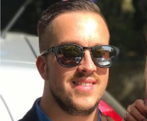 Ragazzo di 29 anni morto mentre nuotava in piscina