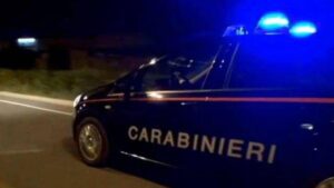 Ubriaco aggredisce una donna usando un coltello
