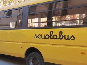 Incidente allo svincolo, coinvolto scuolabus