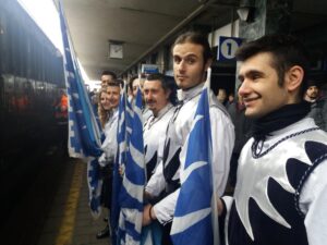 Folla in stazione per il treno storico
