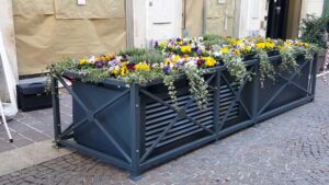 In via dei Martiri la prima fioriera ‘mangia-smog’