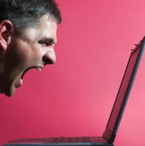 Leoni da tastiera: i perché e le conseguenze dell’odio su internet