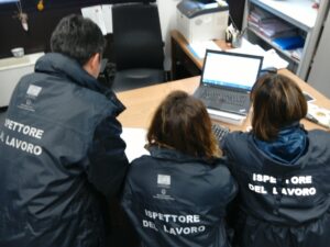 Sette lavoratori in nero in una pizzeria del centro