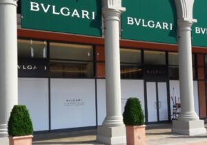 Gomme bruciate per l’assalto notturno a Bulgari