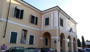 Bambino schiacciato dal pick-up di suo padre