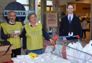 La raccolta di cibo per chi non ne ha