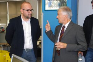Il sindaco, il Papa e quel dito medio