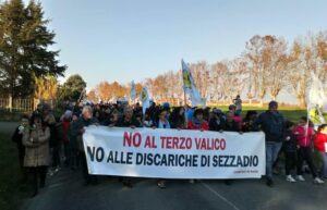 Il Gabibbo alla ‘Marcia per l’Acqua’. Con  centinaia di persone