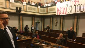 Legge 194, fischi e urla in consiglio comunale