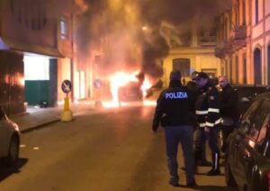 Auto in fiamme, paura in centro