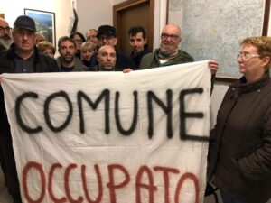 “La fusione è sbagliata”. E occupano il Comune