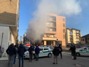 Appartamento in fiamme, l’allerta