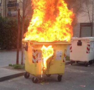 Via dei Preti, incendio cassonetto