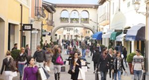Chiusi nei giorni  festa?  “Rischiamo di perdere quasi  1.200 lavoratori”