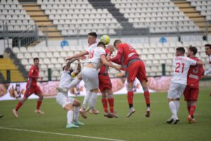 Botta e risposta in quattro minuti. E’ ancora pari