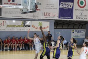 Autosped a testa alta. Battuta dagli arbitri