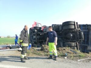 Tir fuoristrada, ferito camionista
