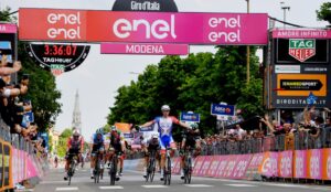 Giro d’Italia, perché la maglia rosa è diventata un simbolo