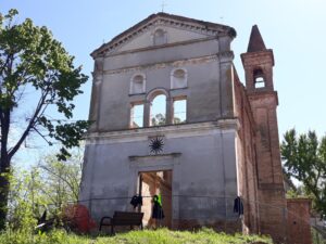 Truppe di volontari per salvare la chiesa