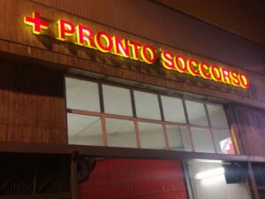Cade dal tetto in via Pascoli, è grave