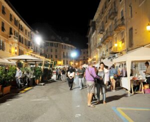 “Bella, Ovada stasera”: cinque nuovi appuntamenti con i venerdì di shopping serale