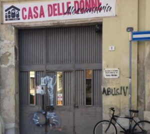 Casa delle donne: portone imbrattato