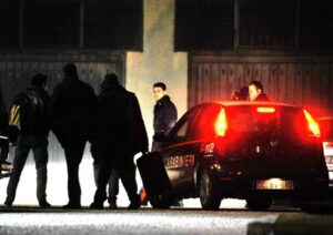 Dentro la piscina comunale per fare il bagno di notte: denunciati