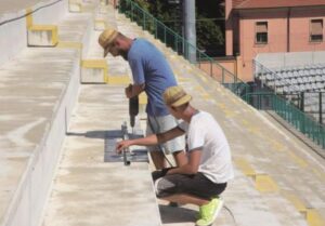 Operai al lavoro al Moccagatta: entro domenica 1900 seggiolini