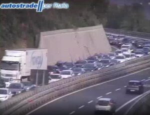 Si ribalta camion carico di carne, 6 km di coda in autostrada