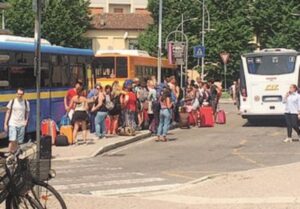 Tragedia in stazione: una persona si getta sotto un treno